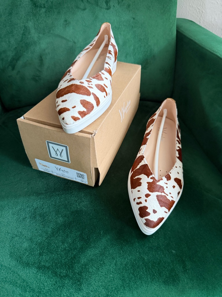 Wrapton Reine Krief. On Point Flats. 39.5. Brown White Palomino. Cow. New In Box